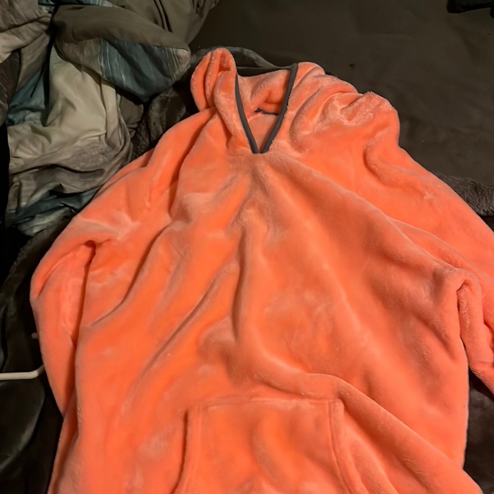 Women’s orange hooded fleece. Never worn just didn’t have the tags to return